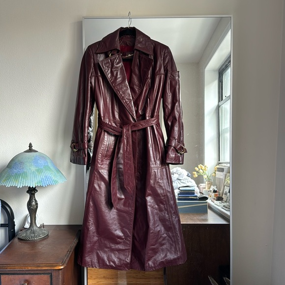 Vintage Etienne Aigner oxblood leather trenchcoat - Picture 2 of 3